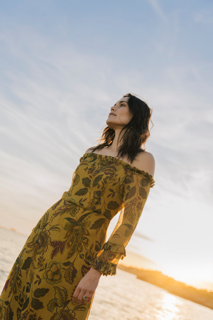 Mujer caminando junto al mar con vestido de ETERNA